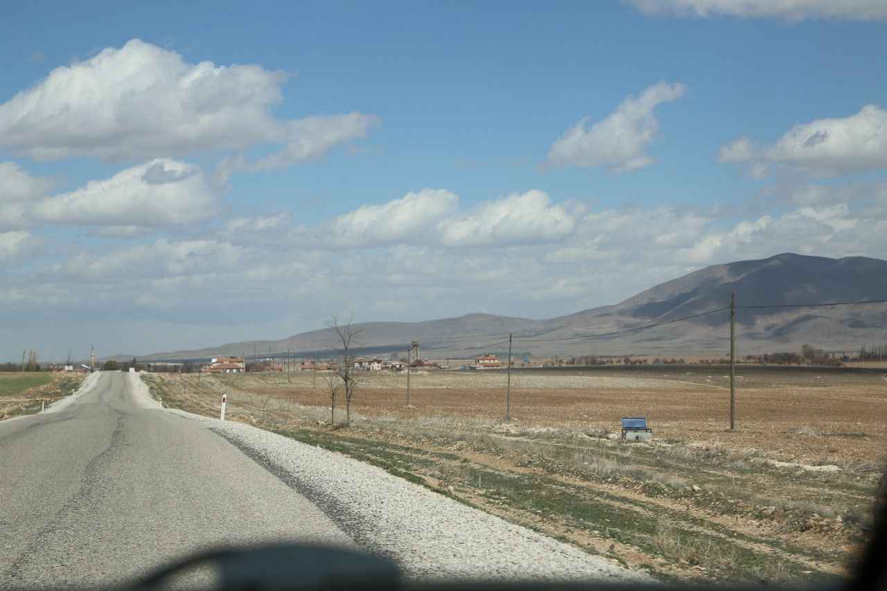 Mesudiye köyüne giden yol — ova ve dağ manzarası