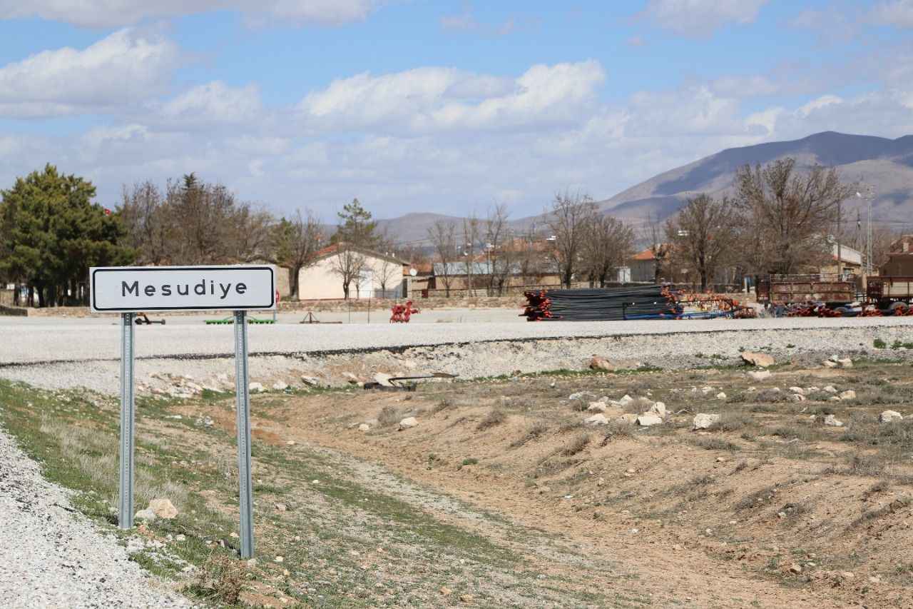 Mesudiye tabelası — geniş açı, ova manzarası